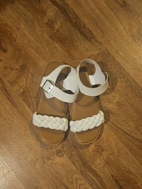 NWT Steve Madden White Ankke Sandals Size 4